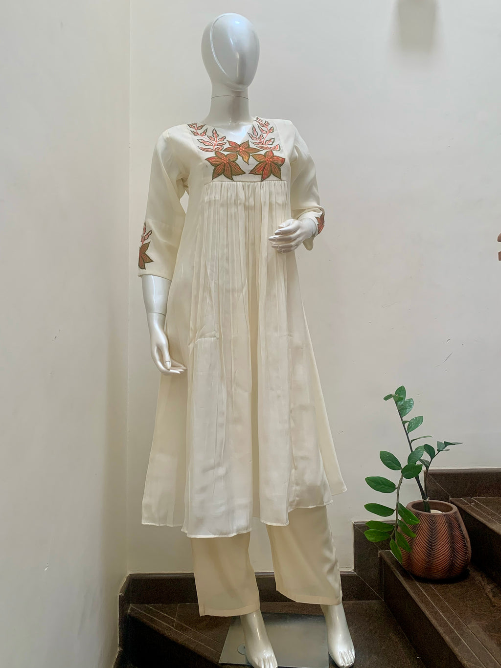 Elegant Mul Chanderi Suit with Embroidery & Appliqué Detailing