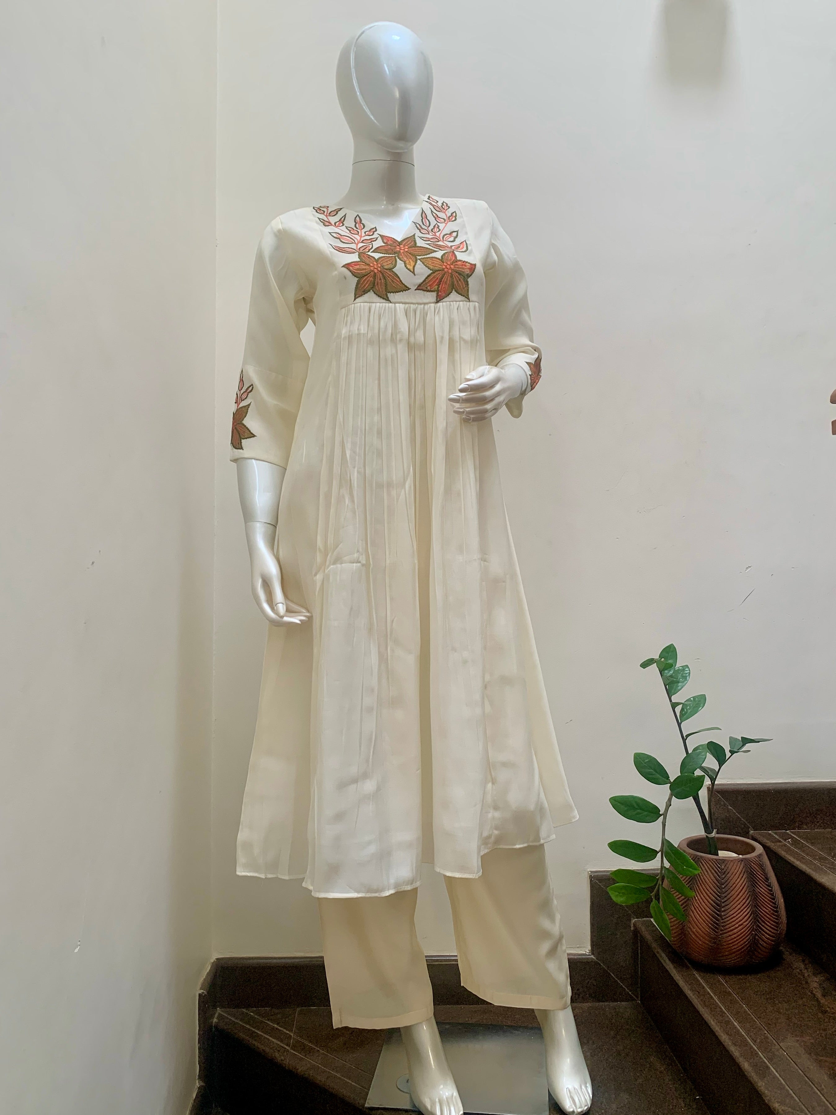 Elegant Mul Chanderi Suit with Embroidery & Appliqué Detailing