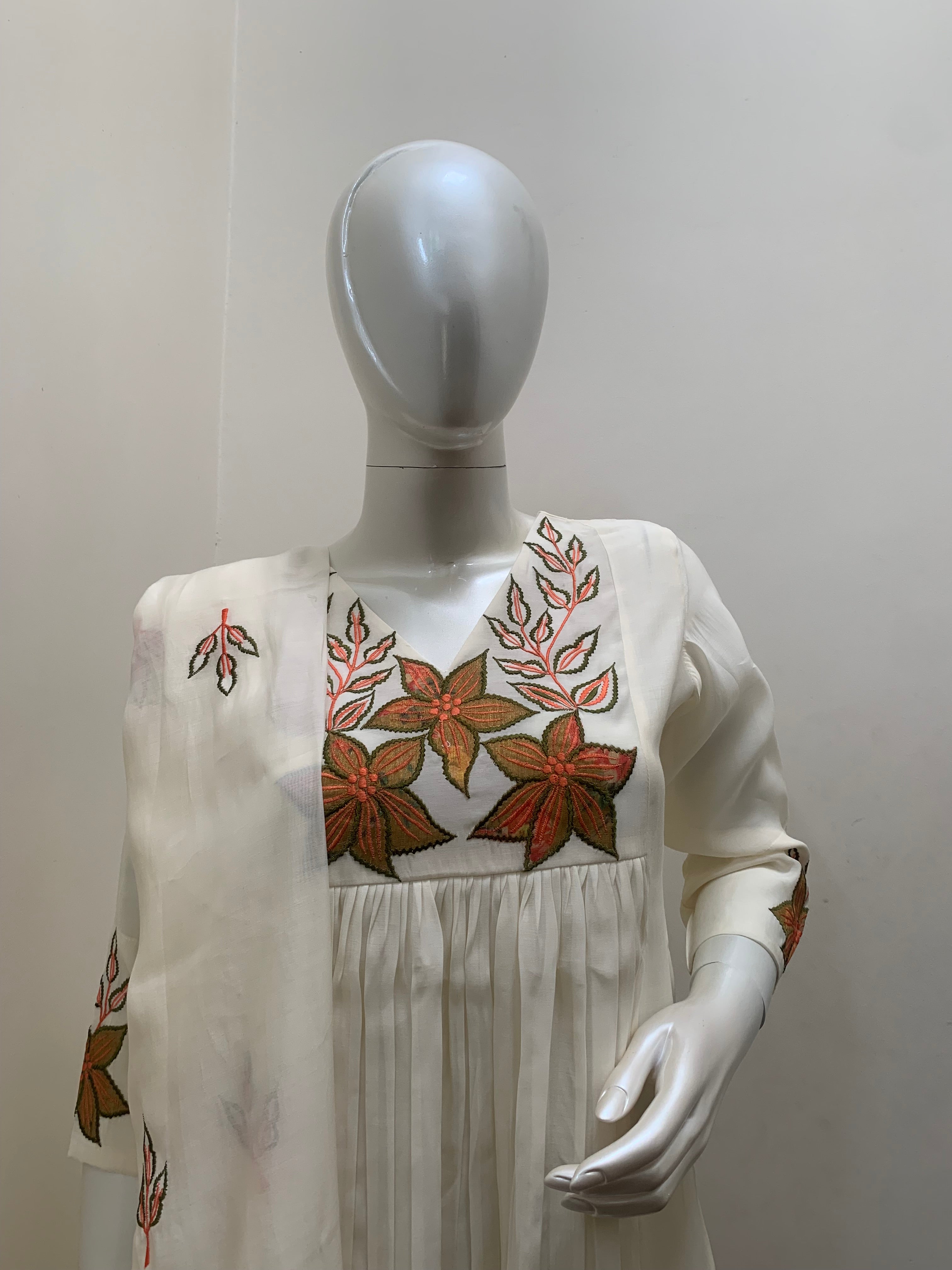 Elegant Mul Chanderi Suit with Embroidery & Appliqué Detailing